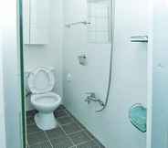 Toilet Kamar 2 Bluehouse