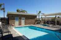 Swimming Pool Fairfield Inn & Suites by Marriott Riverside Moreno Valley