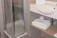 In-room Bathroom Kyriad Montpellier Saint Jean De Vedas