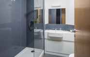 In-room Bathroom 5 Warwick Conferences - Central Campus Venues