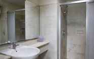 Toilet Kamar 2 Classic 3BR At Braga City Walk Apartment