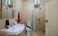 Toilet Kamar 6 Comfy 1BR Apartment at Cosmo Terrace
