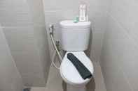 Toilet Kamar Compact Studio Room at Gateway Pasteur Apartment near Exit Toll