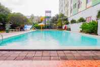 สระว่ายน้ำ Pool View 2BR at Dian Regency Apartment