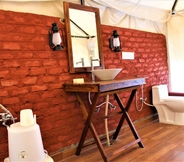 Toilet Kamar 3 Aravali Nature Luxury Camp