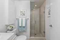 In-room Bathroom Elegant condo with stunning lake & views