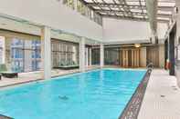 Kolam Renang Modern Condo in Financial District