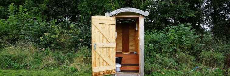 Exterior Showman's Hut @ Westcote