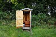 Exterior Showman's Hut @ Westcote