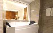 Toilet Kamar 6 Central Park Reef Resort