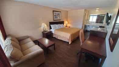 Bedroom 4 Marion Gray Plaza Motel