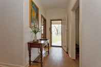 Lobby Red Brick Beauty - Central Cottage