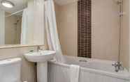 In-room Bathroom 7 Central Belfast Apartments: Victoria