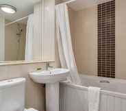 In-room Bathroom 7 Central Belfast Apartments: Victoria