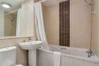 In-room Bathroom Central Belfast Apartments: Victoria