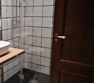 In-room Bathroom 2 QB Almagro Centro