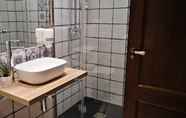 In-room Bathroom 2 QB Almagro Centro