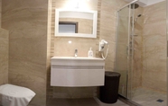 In-room Bathroom 5 Apart holiday Sophia Mamaia