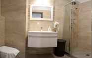 In-room Bathroom 5 Apart holiday Sophia Mamaia