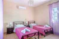 Bedroom Spacious 2 Bedroom House with Fantastic Yard