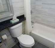 Toilet Kamar 3 7 Days Hotel Bronx