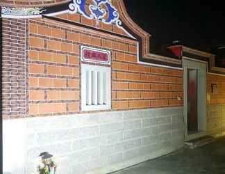 Exterior 2 Rong Shu Xia B&B