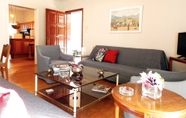 Ruang Umum 2 Glyfada Spacious Apartment Garden