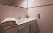 In-room Bathroom 4 Les Voyageurs