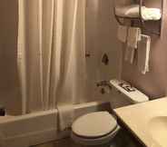 Toilet Kamar 6 Executive Inn