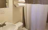 In-room Bathroom 7 Travelodge by Wyndham Lovell/Bighorns