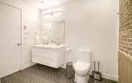 In-room Bathroom 5 Liv MTL - Plaza