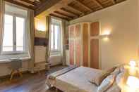 Phòng ngủ Rental In Rome Leutari Suite