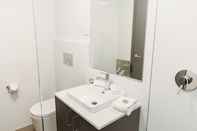 In-room Bathroom Coniston Hotel Wollongong