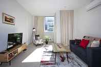 Ruang Umum Spacious 1-Bedroom Apartment With Parking