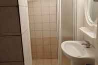 Toilet Kamar Hotel Alba