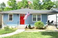 Exterior Cozy family-style Buckhead Bungalow