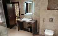 In-room Bathroom 6 The Patricians