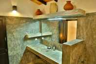 Toilet Kamar Blue Parrot Beach Villa