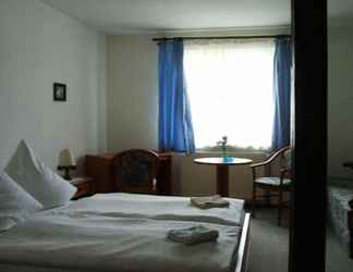 Bedroom 2 Gasthaus & Pension Zum Schwarzen Adler