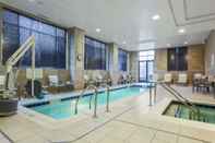 Swimming Pool Hilton Garden Inn Arlington-Shirlington