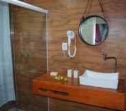 In-room Bathroom 5 Hotel Marinas Resort