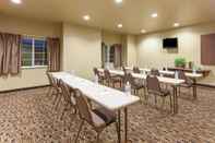 Functional Hall Microtel Inn & Suites by Wyndham Searcy