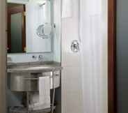 Toilet Kamar 7 World Center Hotel