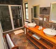 Toilet Kamar 4 Airlies Guest House