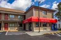 Bangunan Red Carpet Inn Norwalk