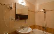 Toilet Kamar 2 Hotel Civitas Sopron