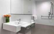 In-room Bathroom 7 Travelodge Hotel Melbourne Docklands