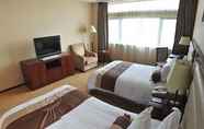 Bedroom 5 Shanghai Paradise Hotel