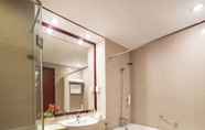 In-room Bathroom 4 Shanghai Paradise Hotel