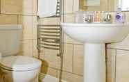 In-room Bathroom 4 Charnwood Regency